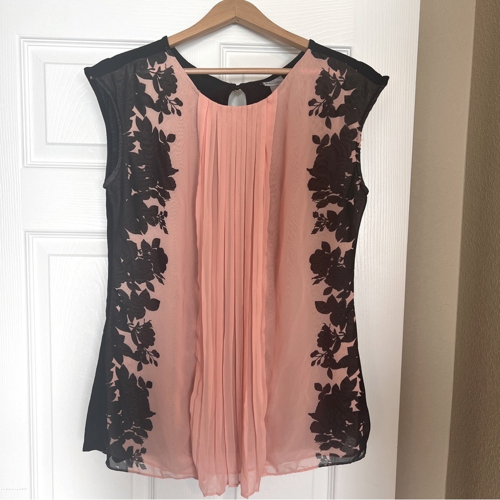 Worthington Sleeveless Blouse Size Large Peach Pleated Front Black Floral A10